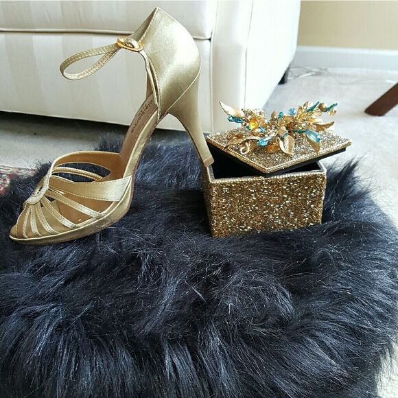 GLITZ &โGLAM HOLIDAYโHEELS๐๐๐ - Picture 4 of 4